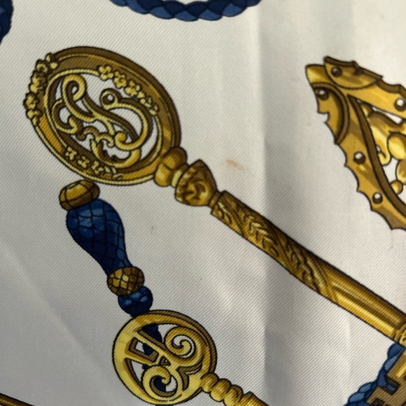 Hermes 💯 Silk Blue white and gold key scarf Large - Picture 12 of 15